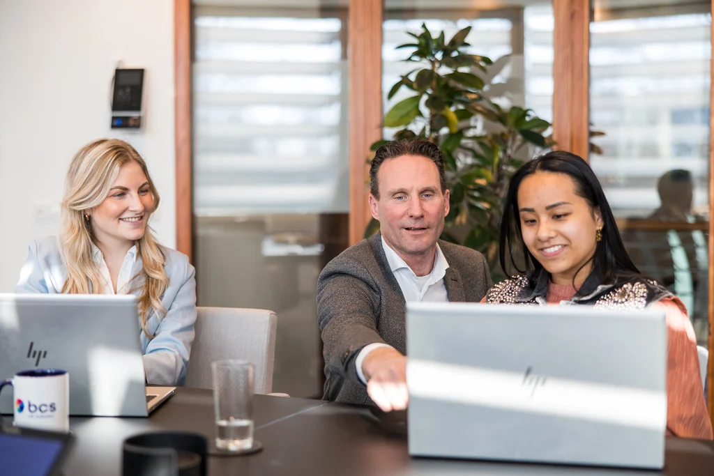 BCS-team in een werkoverleg met laptops aan tafel